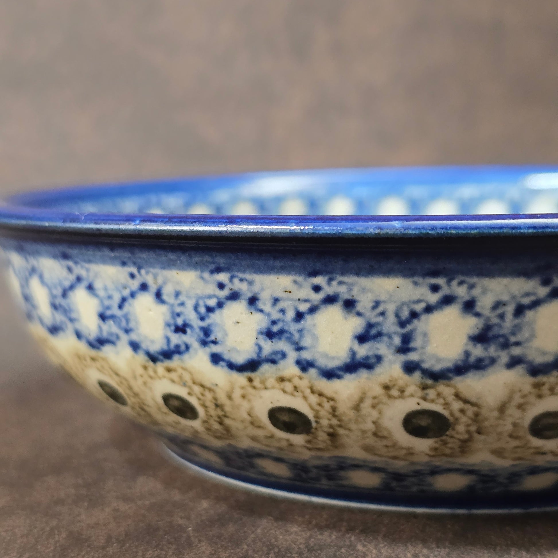 Bunzlauer Keramikschale aus den 1970er Jahren mit blauem Schwämmeldekor, runde Form, 18 cm Durchmesser, Vintage-Küchenkeramik