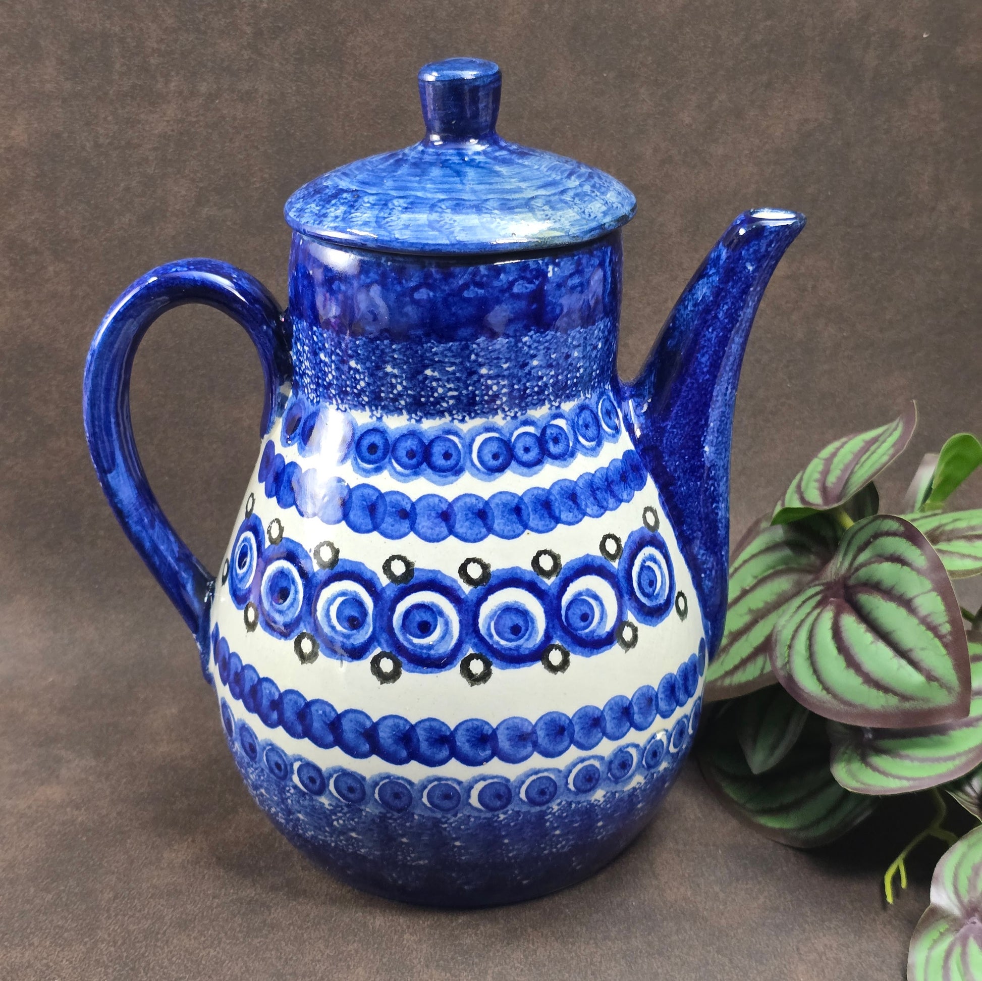 Bunzlauer Schwämmeldekor-Kanne 1970er, Ceramika Artystyczna, 1L, Blau-Weiß, handbemalt, polnische Keramik im sehr guten Vintagezustand.