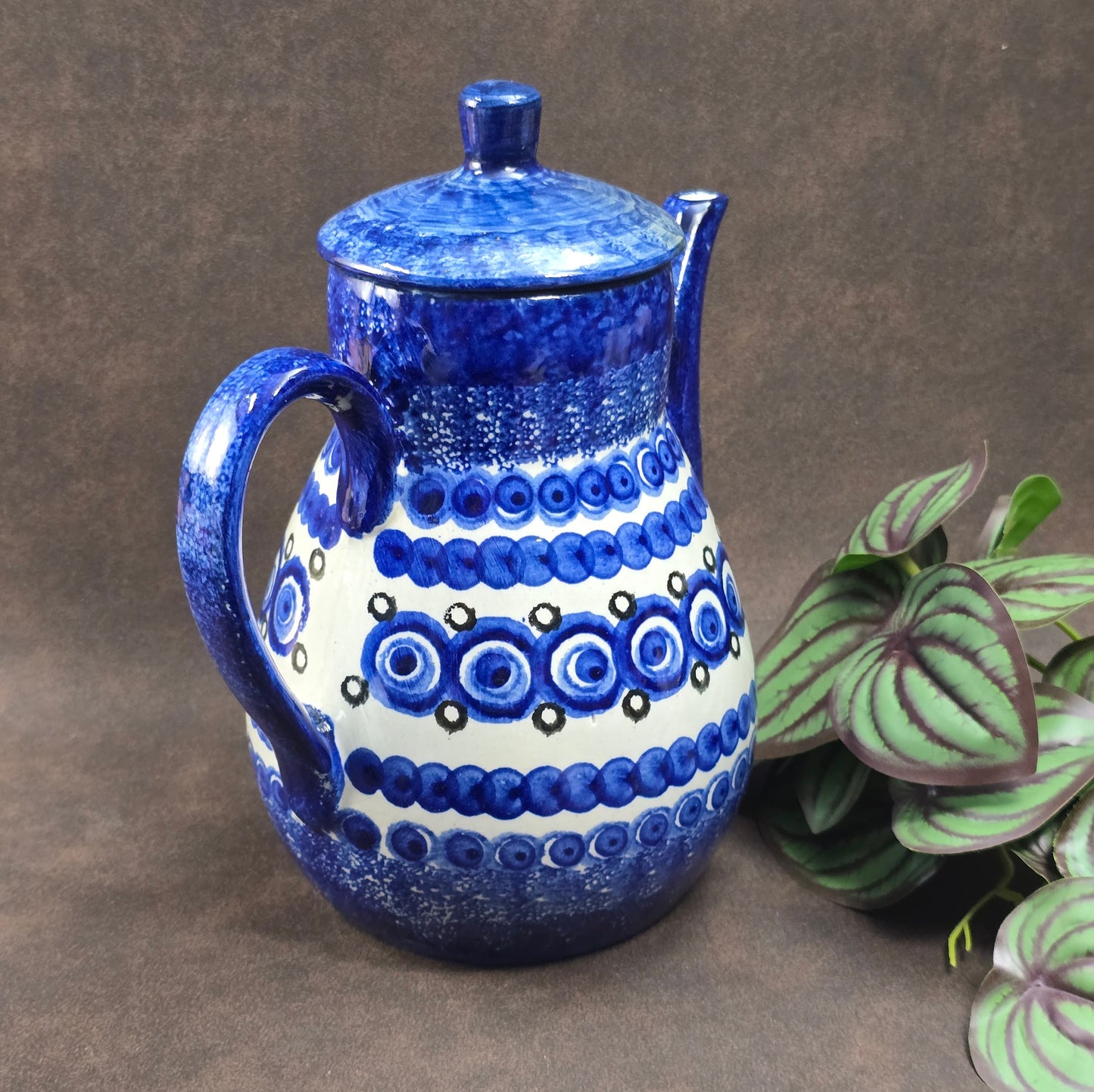 Bunzlauer Schwämmeldekor-Kanne 1970er, Ceramika Artystyczna, 1L, Blau-Weiß, handbemalt, polnische Keramik im sehr guten Vintagezustand.