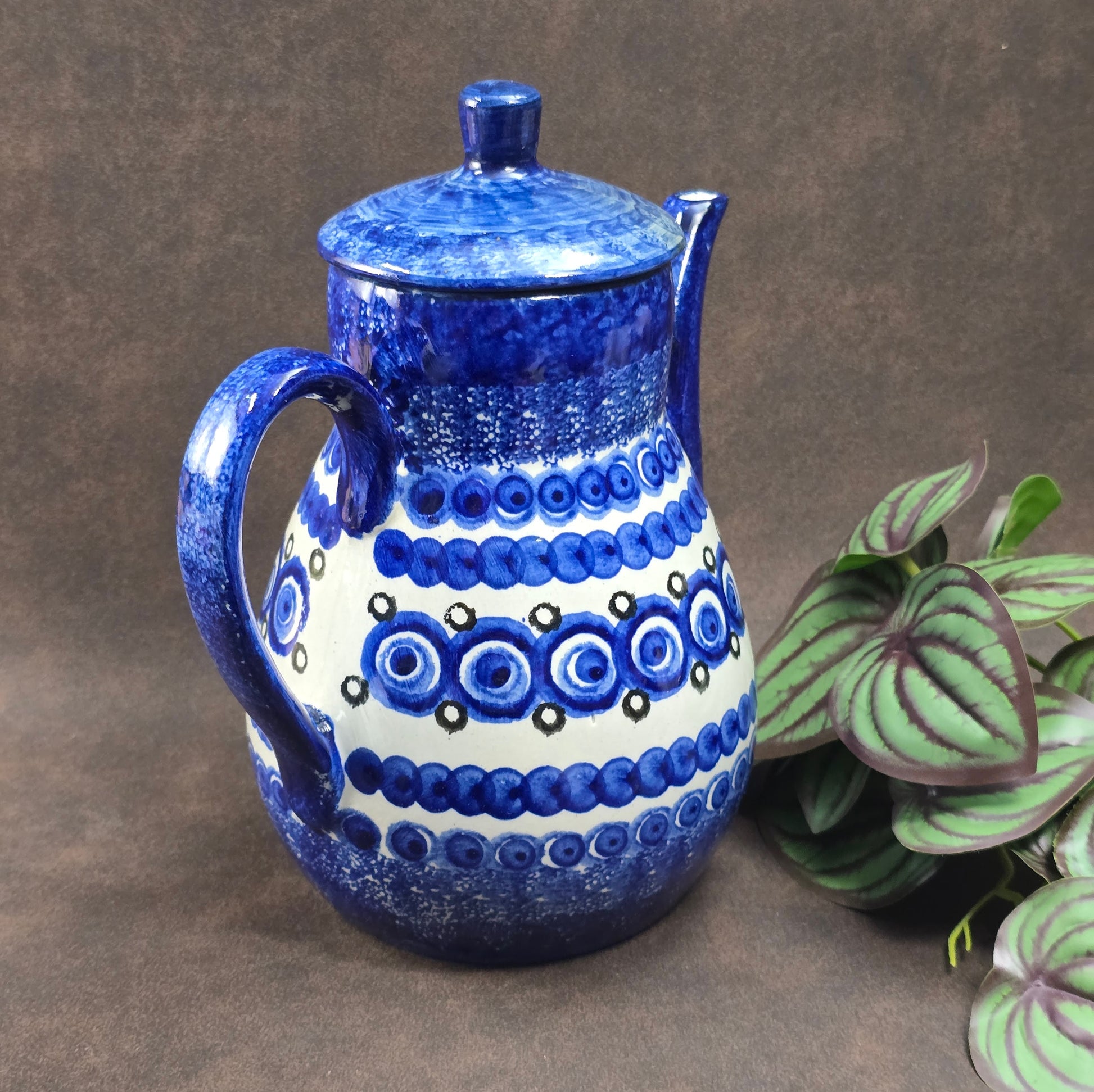 Bunzlauer Schwämmeldekor-Kanne 1970er, Ceramika Artystyczna, 1L, Blau-Weiß, handbemalt, polnische Keramik im sehr guten Vintagezustand.