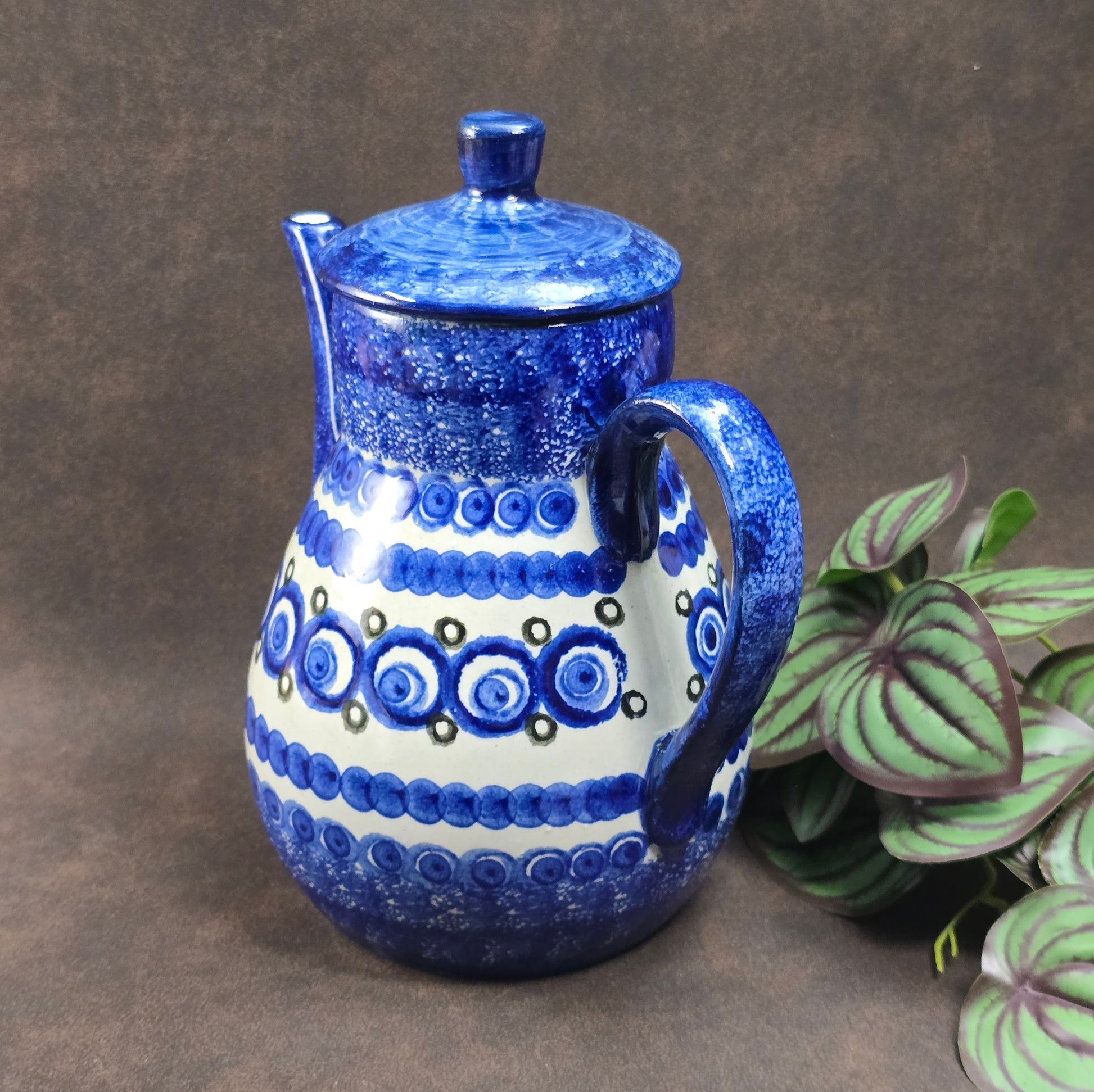 Bunzlauer Schwämmeldekor-Kanne 1970er, Ceramika Artystyczna, 1L, Blau-Weiß, handbemalt, polnische Keramik im sehr guten Vintagezustand.