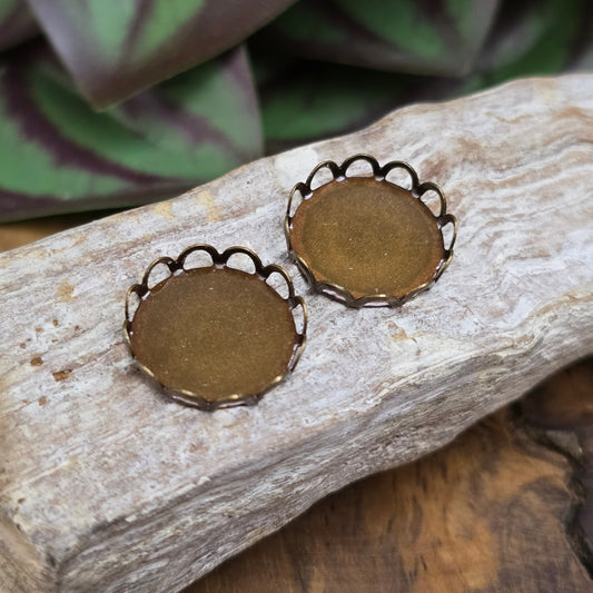 Cabochonfassung 14mm aus antik bronzefarbenem Messing mit Bogenkante. Perfekt für Schmuck, Anhänger, Ohrringe & DIY-Projekte. Hochwertig & einfach zu verarbeiten.