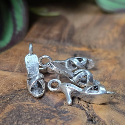 8 Charms in Form von Pumps, antik-silberfarben, ca. 23 mm – perfekt für Schlüsselanhänger, Schmuck & DIY-Projekte.