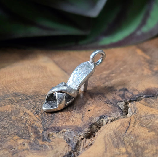 8 Charms in Form von Pumps, antik-silberfarben, ca. 23 mm – perfekt für Schlüsselanhänger, Schmuck & DIY-Projekte.