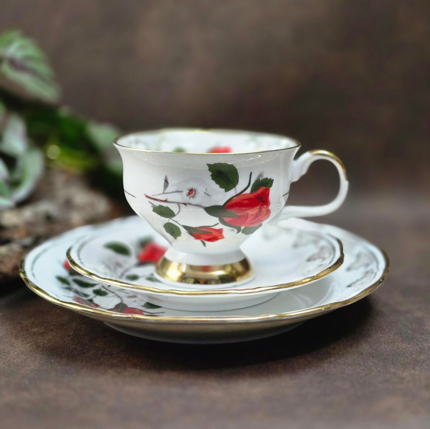 Romantisches Vintage-Gedeck von Chodziez, Polen, ca. 1970–80er. Mit Rosen- & Golddekor – 3-teilig, sehr gut erhalten. Ideal für Sammler:innen & Retro-Küchen!
