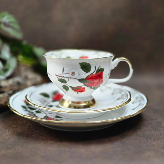 Romantisches Vintage-Gedeck von Chodziez, Polen, ca. 1970–80er. Mit Rosen- & Golddekor – 3-teilig, sehr gut erhalten. Ideal für Sammler:innen & Retro-Küchen!