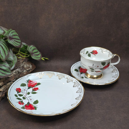 Romantisches Vintage-Gedeck von Chodziez, Polen, ca. 1970–80er. Mit Rosen- & Golddekor – 3-teilig, sehr gut erhalten. Ideal für Sammler:innen & Retro-Küchen!