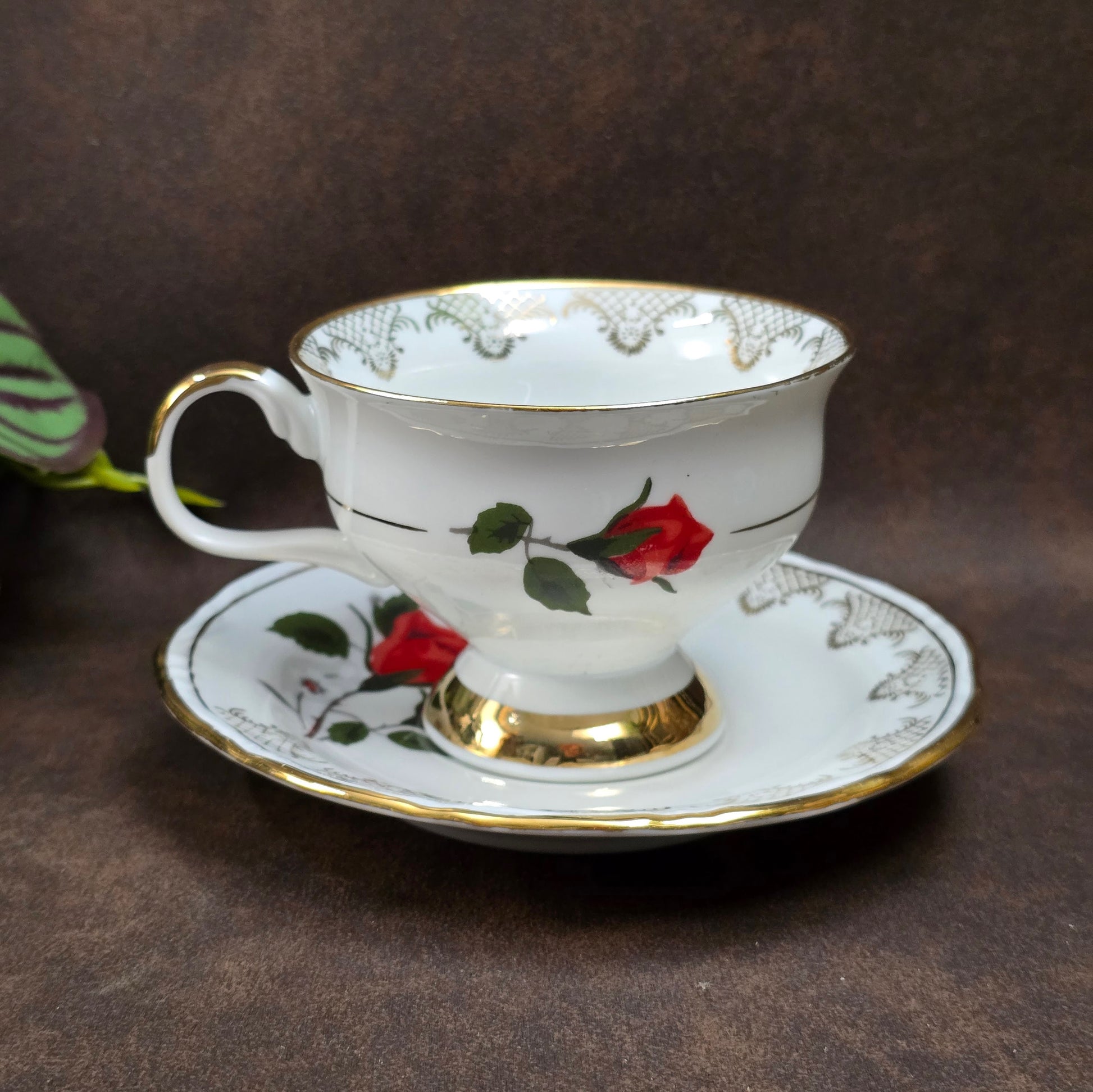 Romantisches Vintage-Gedeck von Chodziez, Polen, ca. 1970–80er. Mit Rosen- & Golddekor – 3-teilig, sehr gut erhalten. Ideal für Sammler:innen & Retro-Küchen!