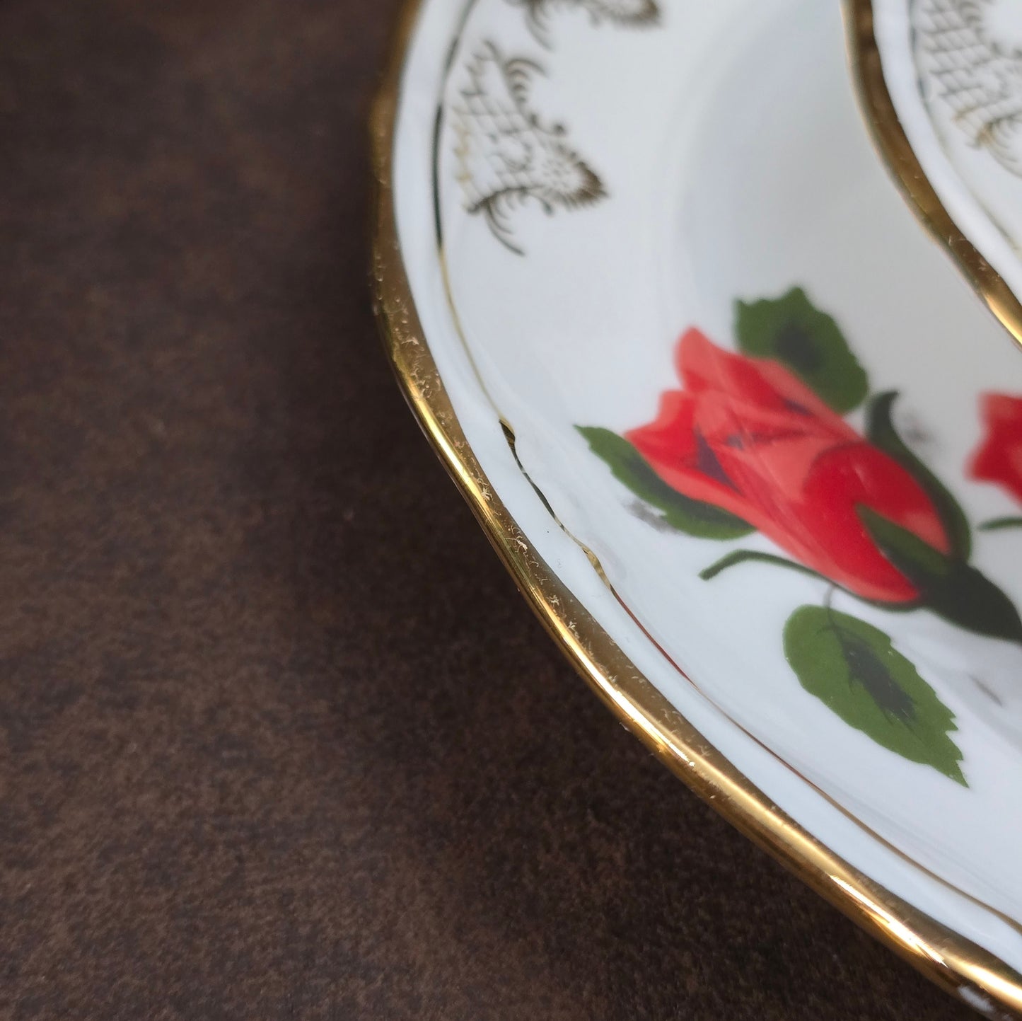 Romantisches Vintage-Gedeck von Chodziez, Polen, ca. 1970–80er. Mit Rosen- & Golddekor – 3-teilig, sehr gut erhalten. Ideal für Sammler:innen & Retro-Küchen!
