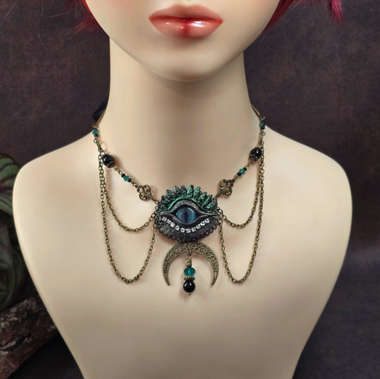 Mystischer Satin-Choker mit smaragdgrünem Drachenauge & Halbmond. Verstellbare Länge durch Bindeband. Gothic & Fantasy Schmuck-Unikat aus unserem Atelier.

