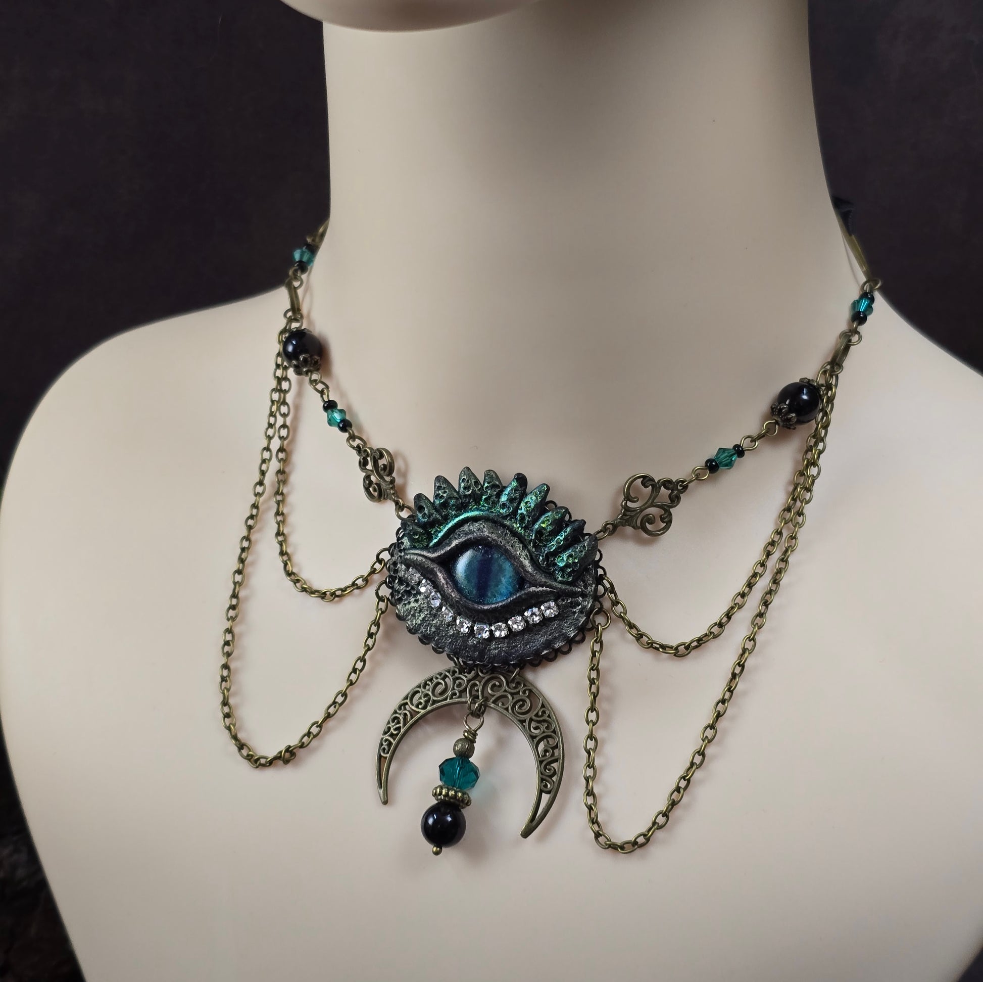 Mystischer Satin-Choker mit smaragdgrünem Drachenauge & Halbmond. Verstellbare Länge durch Bindeband. Gothic & Fantasy Schmuck-Unikat aus unserem Atelier.

