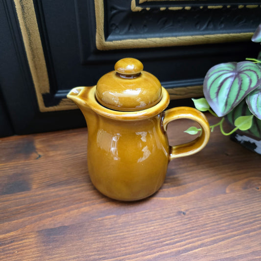 Original Colditz Porzellan Kaffeekännchen aus der DDR, 1960er–1970er. Mitropa- & HO-Gastronomie. Guter Zustand, kleiner Chip innen am Ausguss.