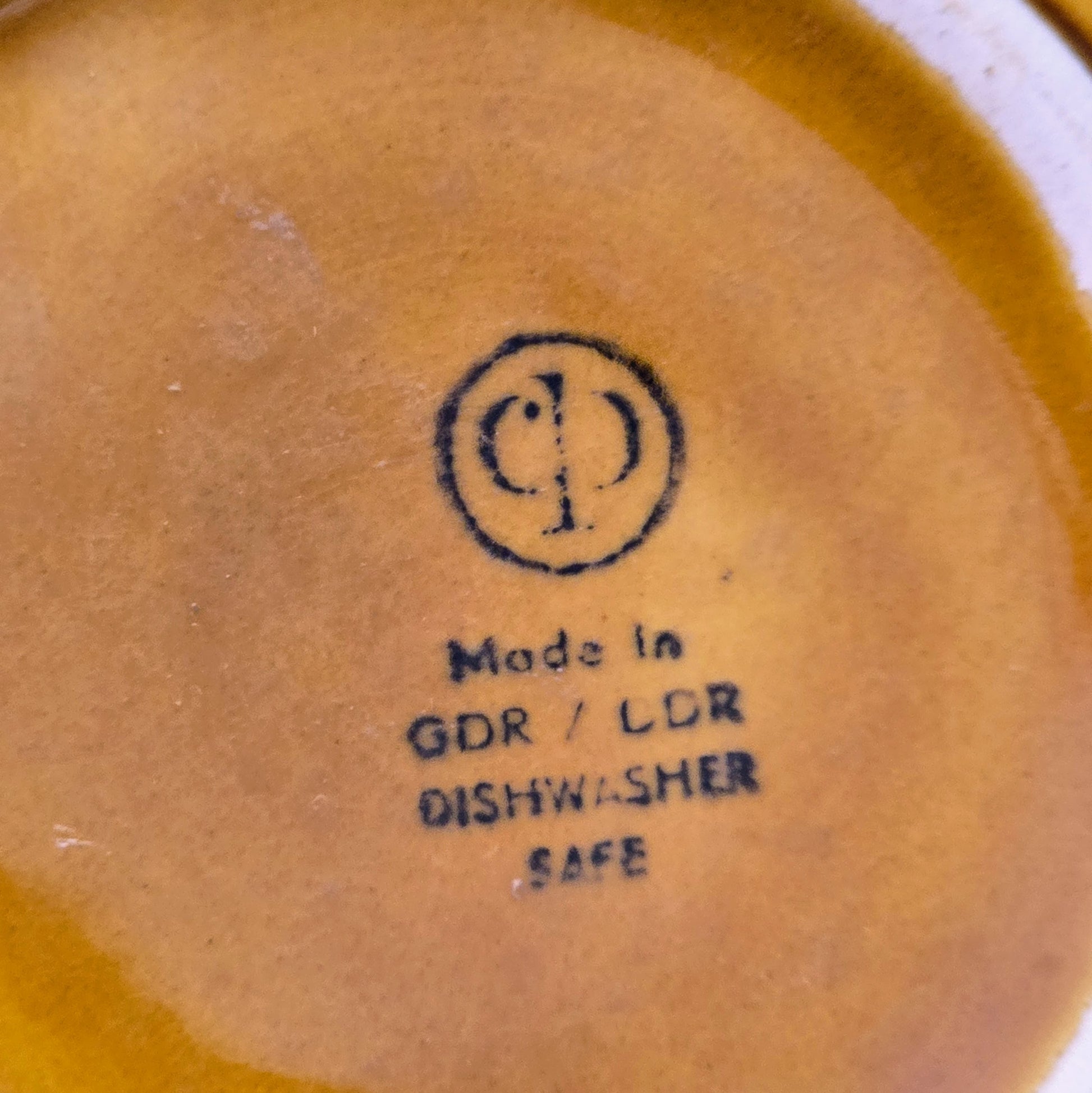 Original Colditz Porzellan Kaffeekännchen aus der DDR, 1960er–1970er. Mitropa- & HO-Gastronomie. Guter Zustand, kleiner Chip innen am Ausguss.