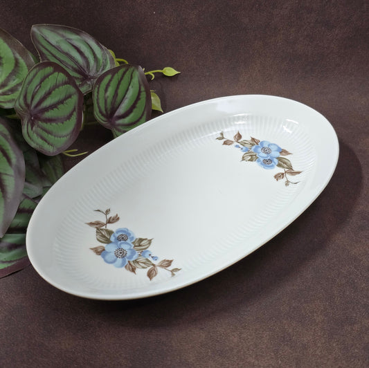 DDR-Porzellan von Colditz im F73-Design: robuste kleine Platte mit Blumenmotiv. Funktional, dekorativ und ein echter Klassiker der 70er-Jahre.