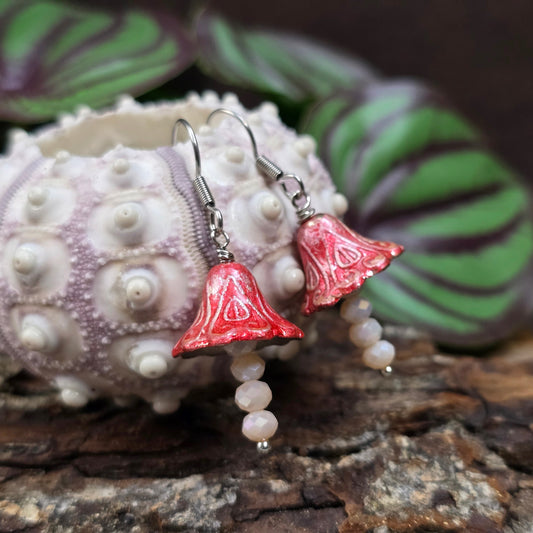 Märchenhafte Ohrhänger im Cottage Core Stil: Kleine handgefertigte Pilze mit Kristallglas & Edelstahl. Perfekt für dein Outfit oder als Geschenk für Naturliebhaberinnen & Feen.