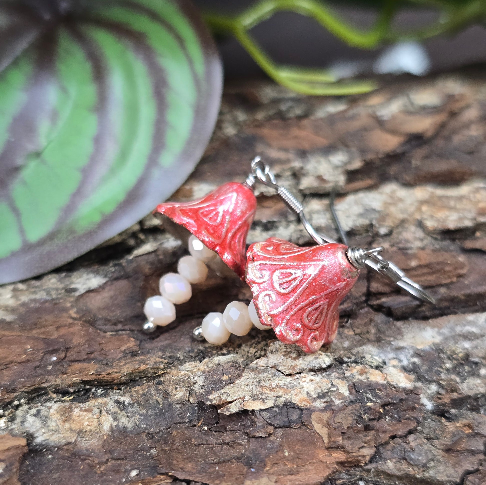 Märchenhafte Ohrhänger im Cottage Core Stil: Kleine handgefertigte Pilze mit Kristallglas & Edelstahl. Perfekt für dein Outfit oder als Geschenk für Naturliebhaberinnen & Feen.

