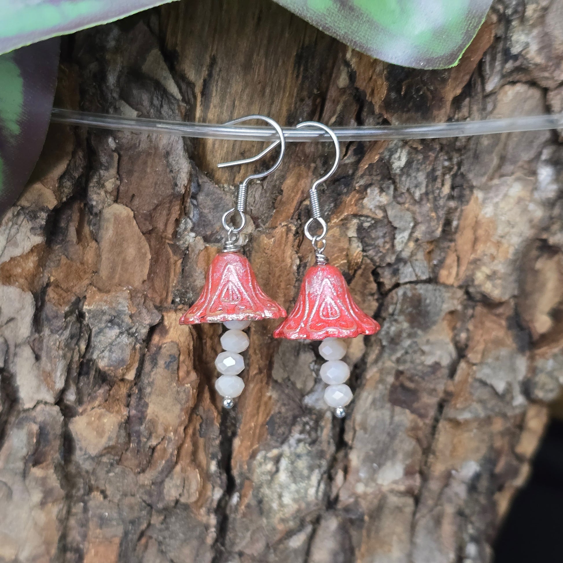 Märchenhafte Ohrhänger im Cottage Core Stil: Kleine handgefertigte Pilze mit Kristallglas & Edelstahl. Perfekt für dein Outfit oder als Geschenk für Naturliebhaberinnen & Feen.


