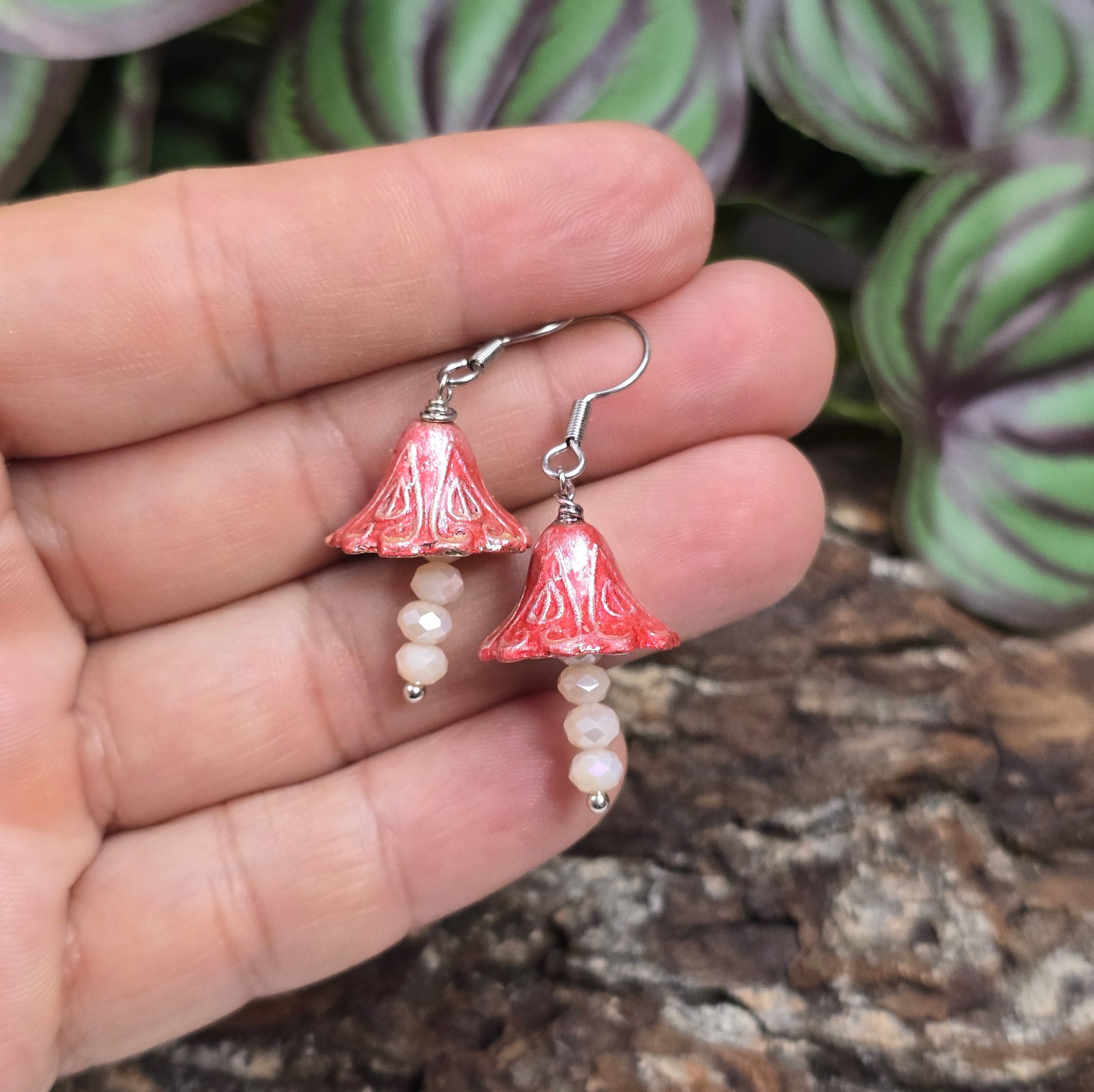 Märchenhafte Ohrhänger im Cottage Core Stil: Kleine handgefertigte Pilze mit Kristallglas & Edelstahl. Perfekt für dein Outfit oder als Geschenk für Naturliebhaberinnen & Feen.

