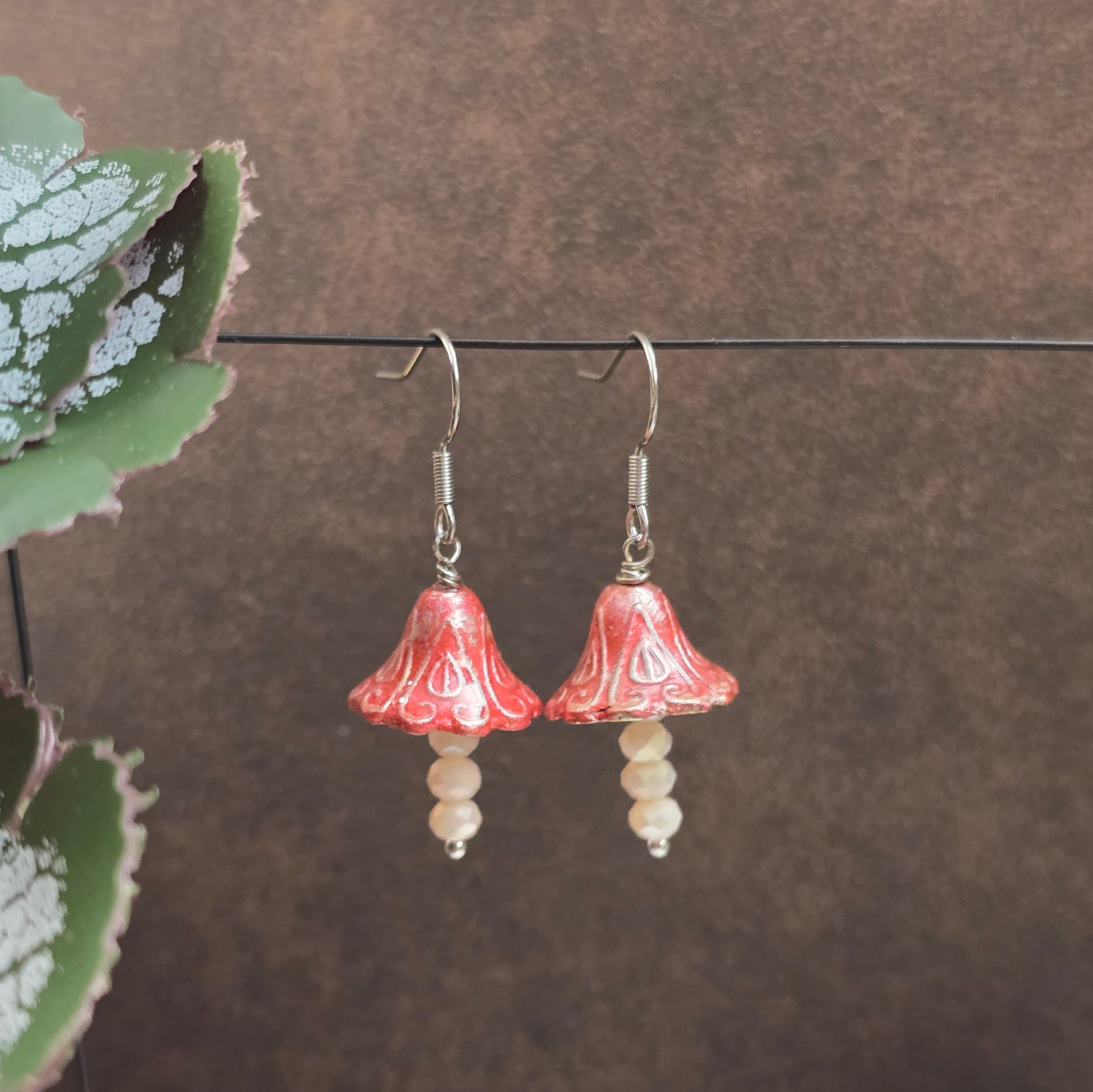 Märchenhafte Ohrhänger im Cottage Core Stil: Kleine handgefertigte Pilze mit Kristallglas & Edelstahl. Perfekt für dein Outfit oder als Geschenk für Naturliebhaberinnen & Feen.

