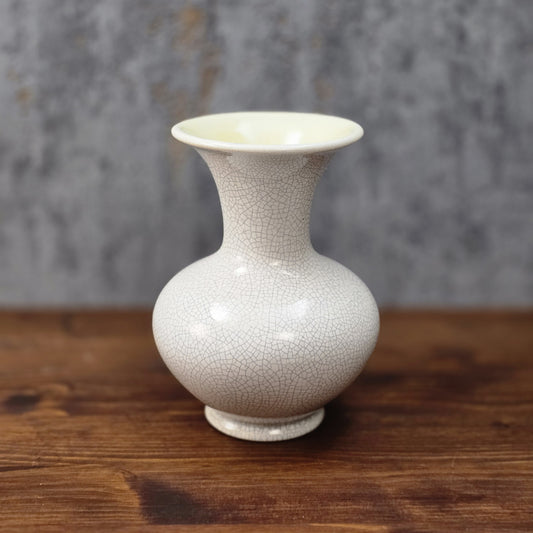 Cremeweiße Vintage-Vase mit feiner Craquelé-Glasur und gelbem Innenbereich, 15 cm hoch, bauchige Form – dekoratives Highlight für moderne Wohnräume.