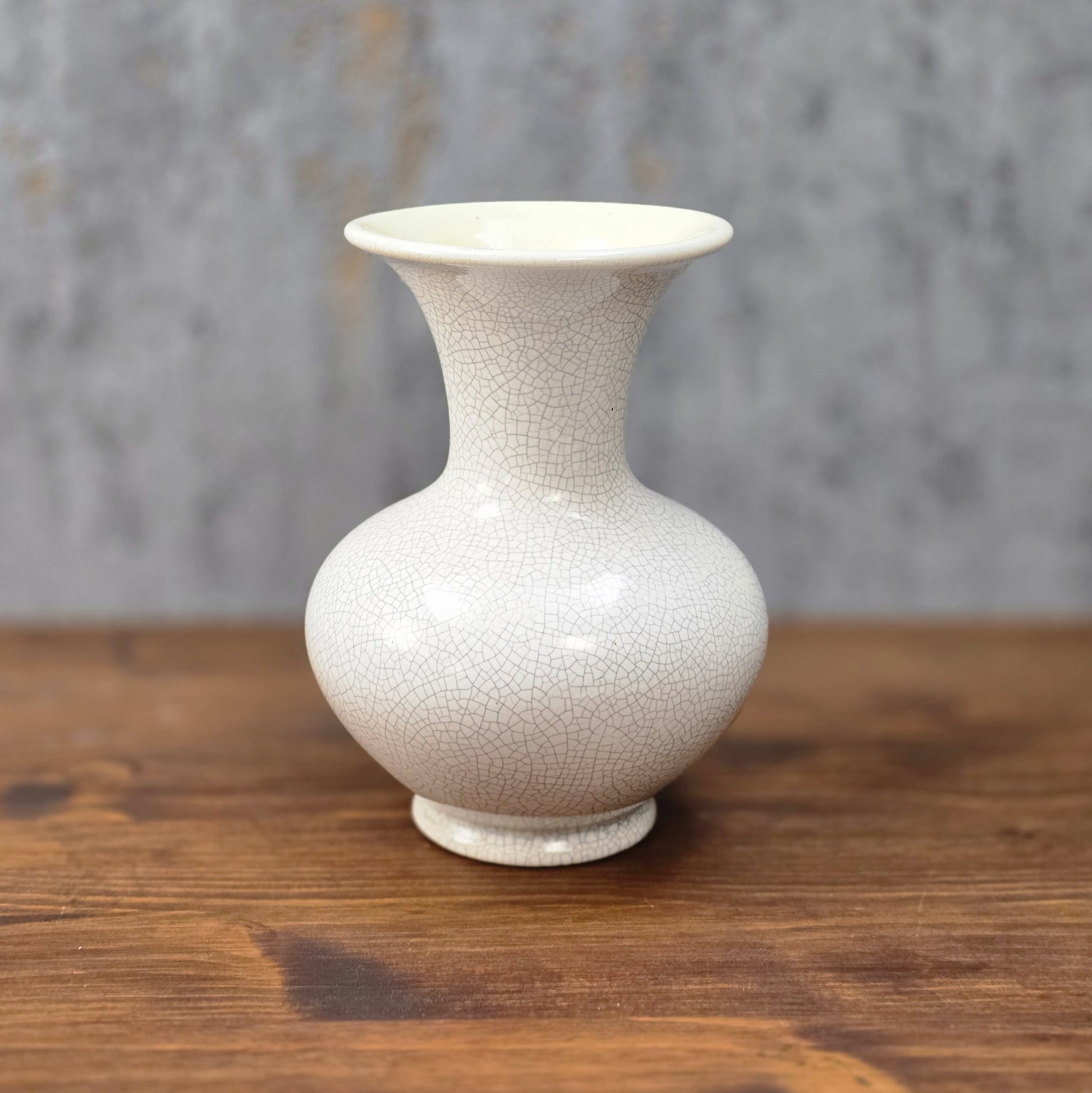 Cremeweiße Vintage-Vase mit feiner Craquelé-Glasur und gelbem Innenbereich, 15 cm hoch, bauchige Form – dekoratives Highlight für moderne Wohnräume.