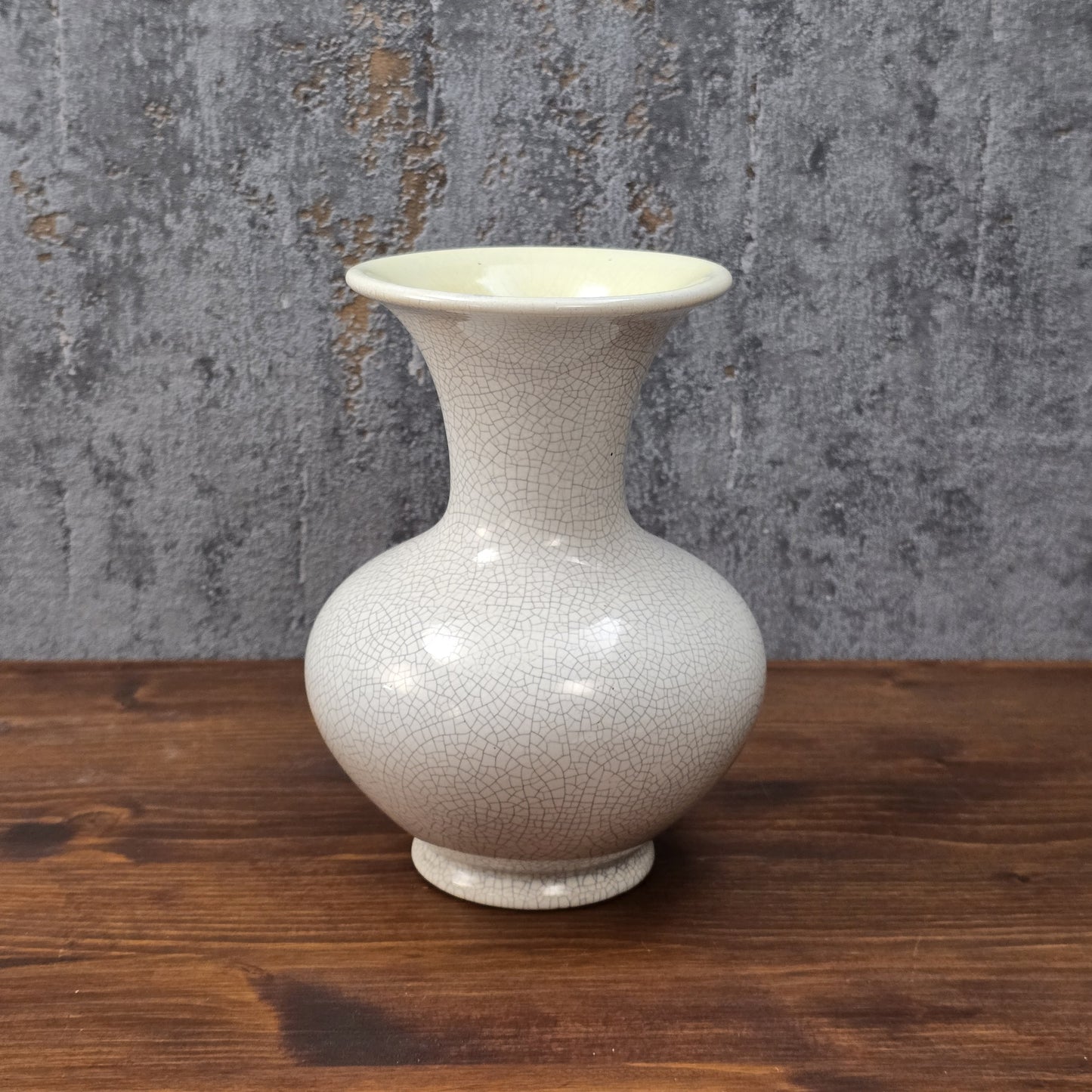 Cremeweiße Vintage-Vase mit feiner Craquelé-Glasur und gelbem Innenbereich, 15 cm hoch, bauchige Form – dekoratives Highlight für moderne Wohnräume.