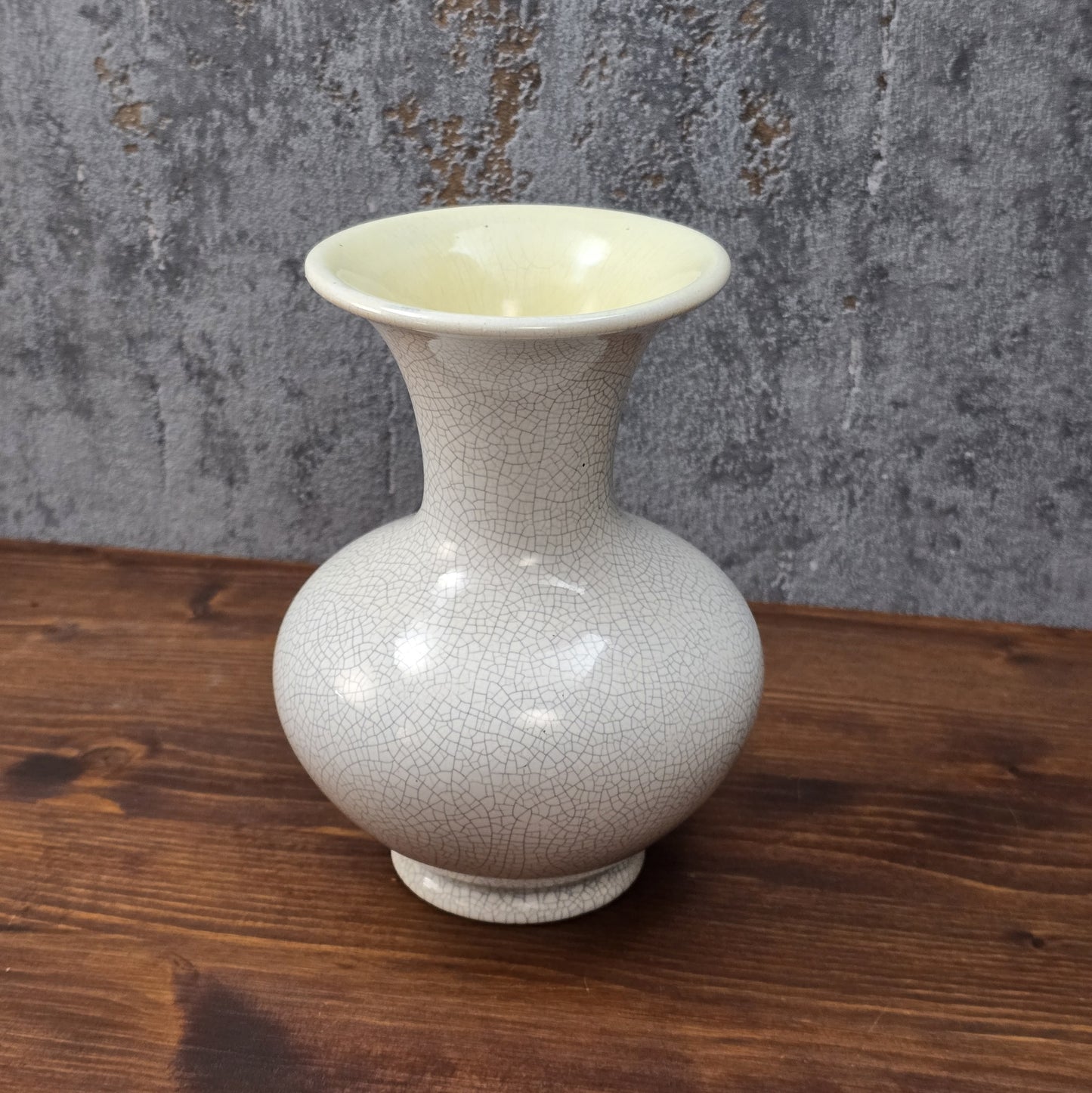 Cremeweiße Vintage-Vase mit feiner Craquelé-Glasur und gelbem Innenbereich, 15 cm hoch, bauchige Form – dekoratives Highlight für moderne Wohnräume.