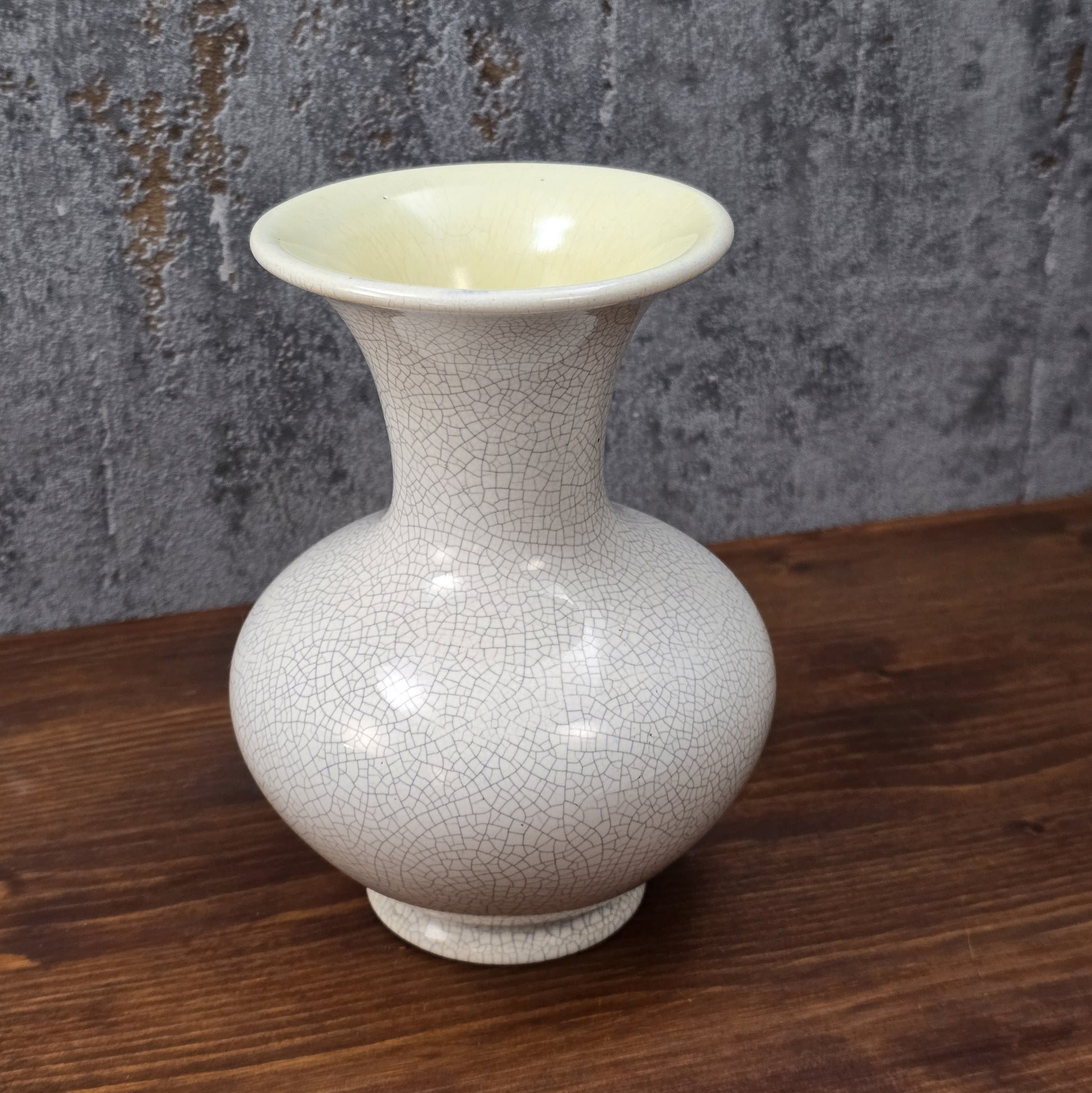 Cremeweiße Vintage-Vase mit feiner Craquelé-Glasur und gelbem Innenbereich, 15 cm hoch, bauchige Form – dekoratives Highlight für moderne Wohnräume.