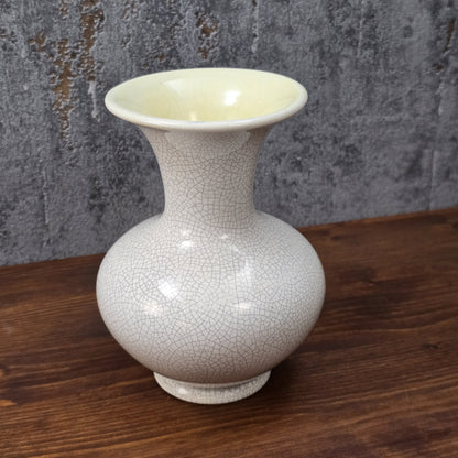 Cremeweiße Vintage-Vase mit feiner Craquelé-Glasur und gelbem Innenbereich, 15 cm hoch, bauchige Form – dekoratives Highlight für moderne Wohnräume.