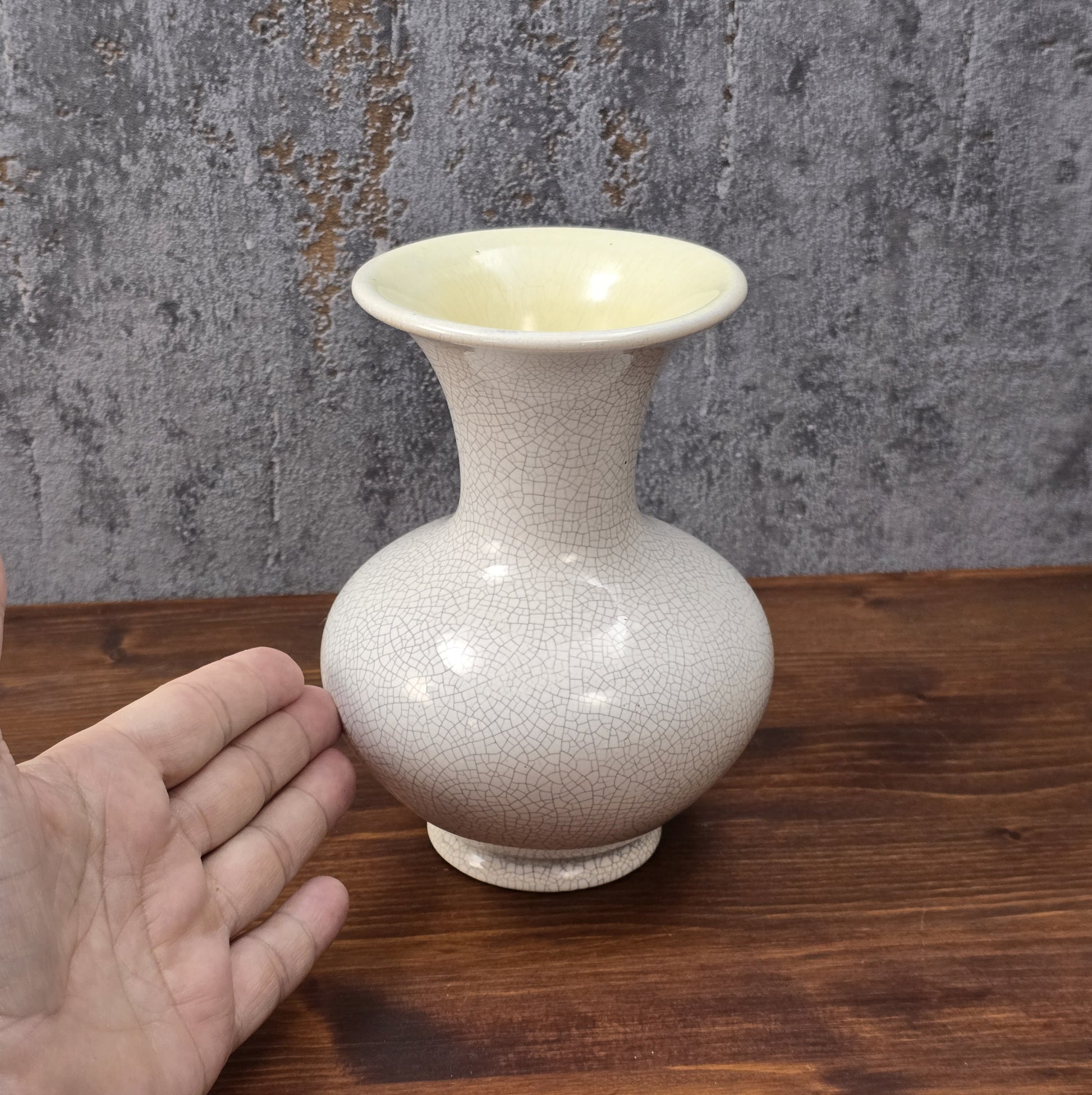 Cremeweiße Vintage-Vase mit feiner Craquelé-Glasur und gelbem Innenbereich, 15 cm hoch, bauchige Form – dekoratives Highlight für moderne Wohnräume.