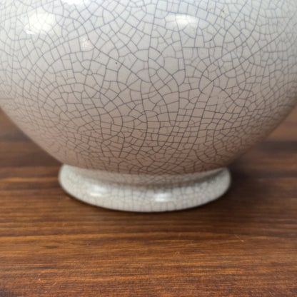 Cremeweiße Vintage-Vase mit feiner Craquelé-Glasur und gelbem Innenbereich, 15 cm hoch, bauchige Form – dekoratives Highlight für moderne Wohnräume.