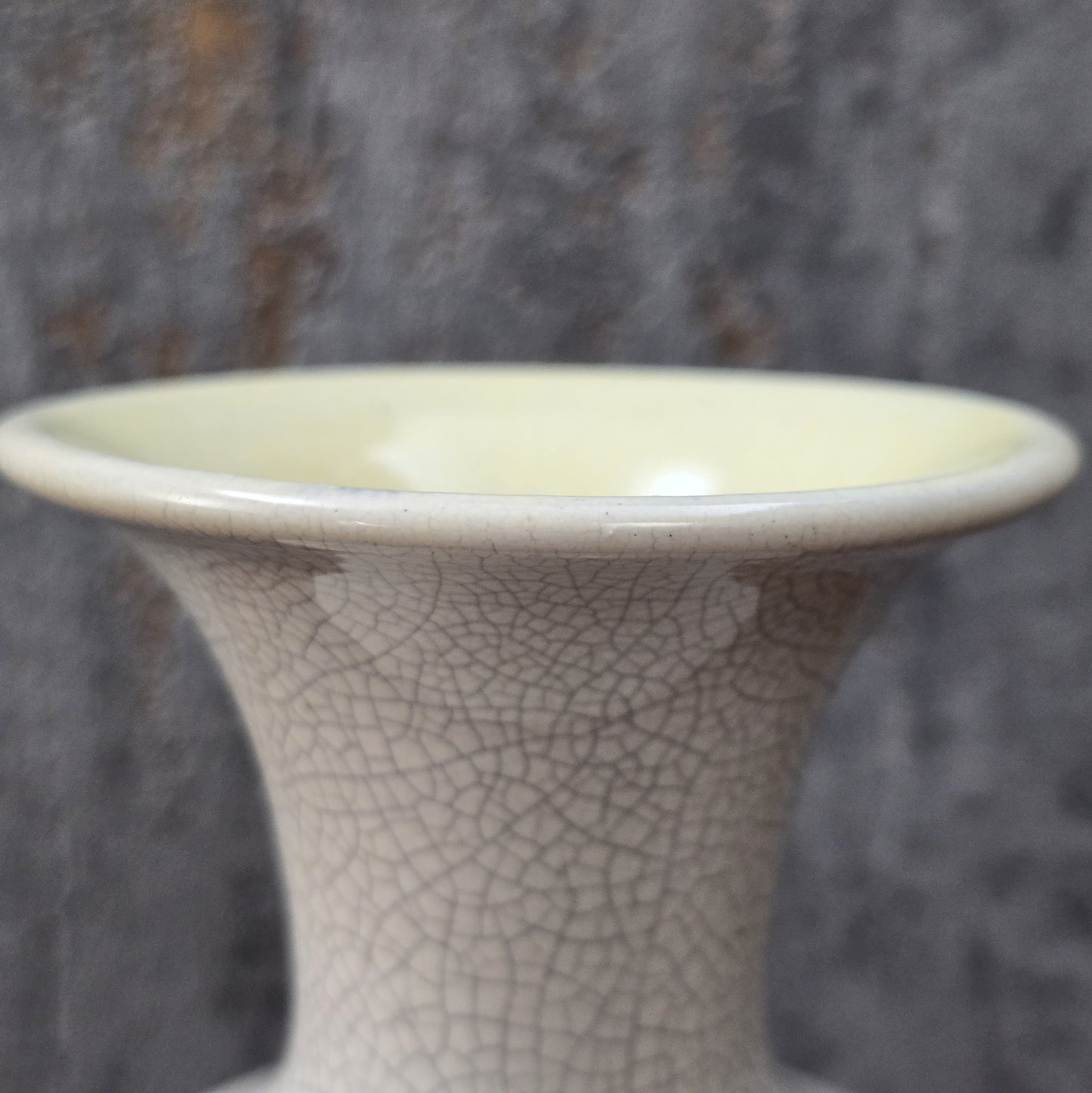 Cremeweiße Vintage-Vase mit feiner Craquelé-Glasur und gelbem Innenbereich, 15 cm hoch, bauchige Form – dekoratives Highlight für moderne Wohnräume.