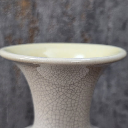 Cremeweiße Vintage-Vase mit feiner Craquelé-Glasur und gelbem Innenbereich, 15 cm hoch, bauchige Form – dekoratives Highlight für moderne Wohnräume.