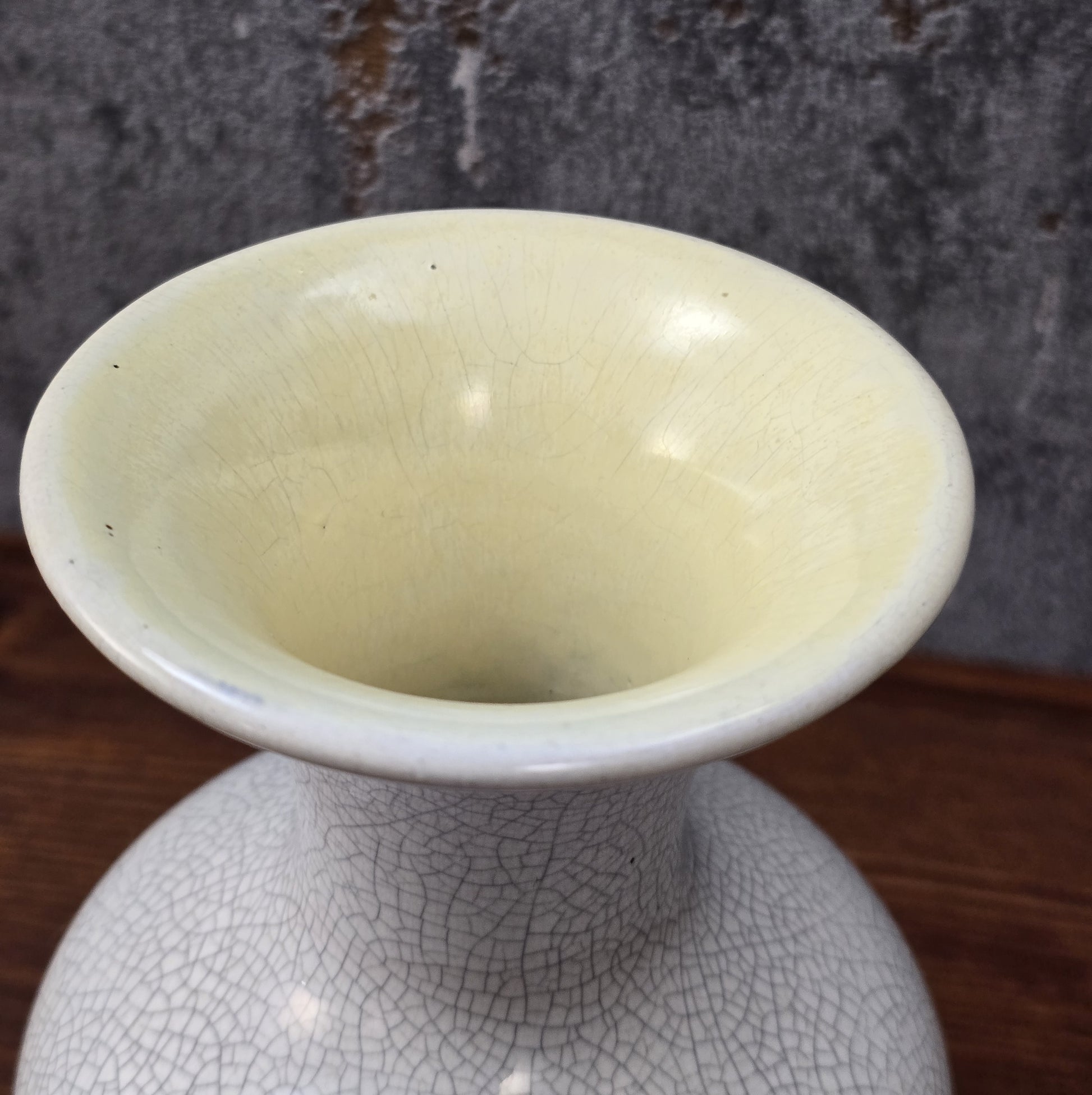Cremeweiße Vintage-Vase mit feiner Craquelé-Glasur und gelbem Innenbereich, 15 cm hoch, bauchige Form – dekoratives Highlight für moderne Wohnräume.
