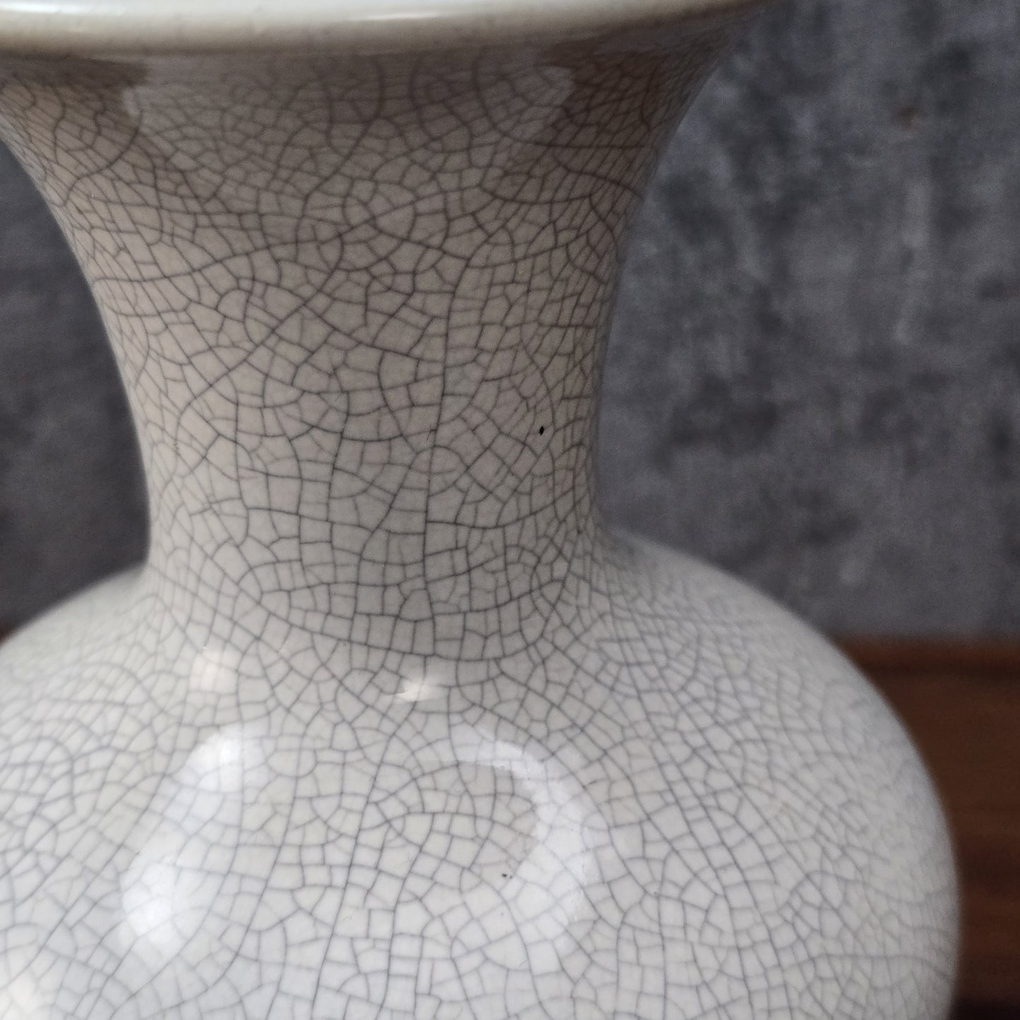 Cremeweiße Vintage-Vase mit feiner Craquelé-Glasur und gelbem Innenbereich, 15 cm hoch, bauchige Form – dekoratives Highlight für moderne Wohnräume.