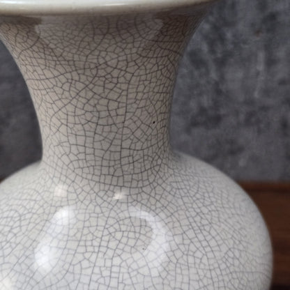 Cremeweiße Vintage-Vase mit feiner Craquelé-Glasur und gelbem Innenbereich, 15 cm hoch, bauchige Form – dekoratives Highlight für moderne Wohnräume.