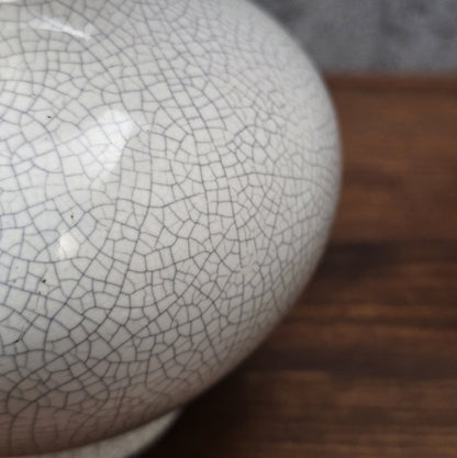 Cremeweiße Vintage-Vase mit feiner Craquelé-Glasur und gelbem Innenbereich, 15 cm hoch, bauchige Form – dekoratives Highlight für moderne Wohnräume.