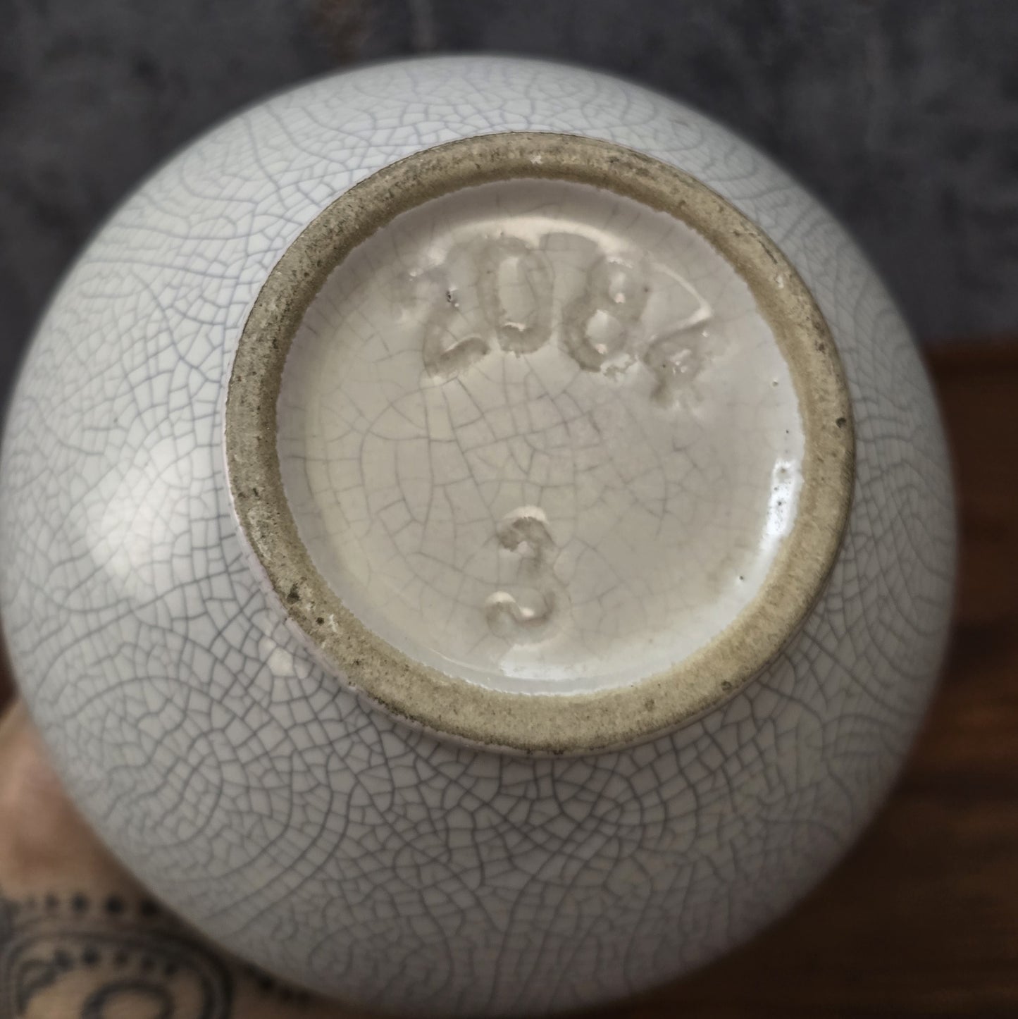 Cremeweiße Vintage-Vase mit feiner Craquelé-Glasur und gelbem Innenbereich, 15 cm hoch, bauchige Form – dekoratives Highlight für moderne Wohnräume.