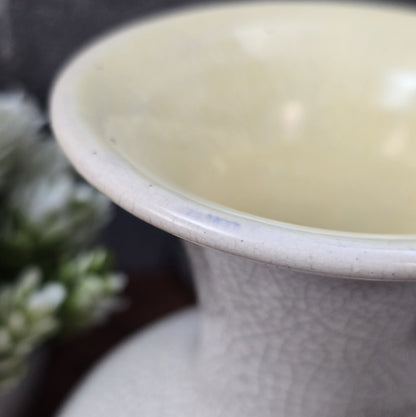 Cremeweiße Vintage-Vase mit feiner Craquelé-Glasur und gelbem Innenbereich, 15 cm hoch, bauchige Form – dekoratives Highlight für moderne Wohnräume.