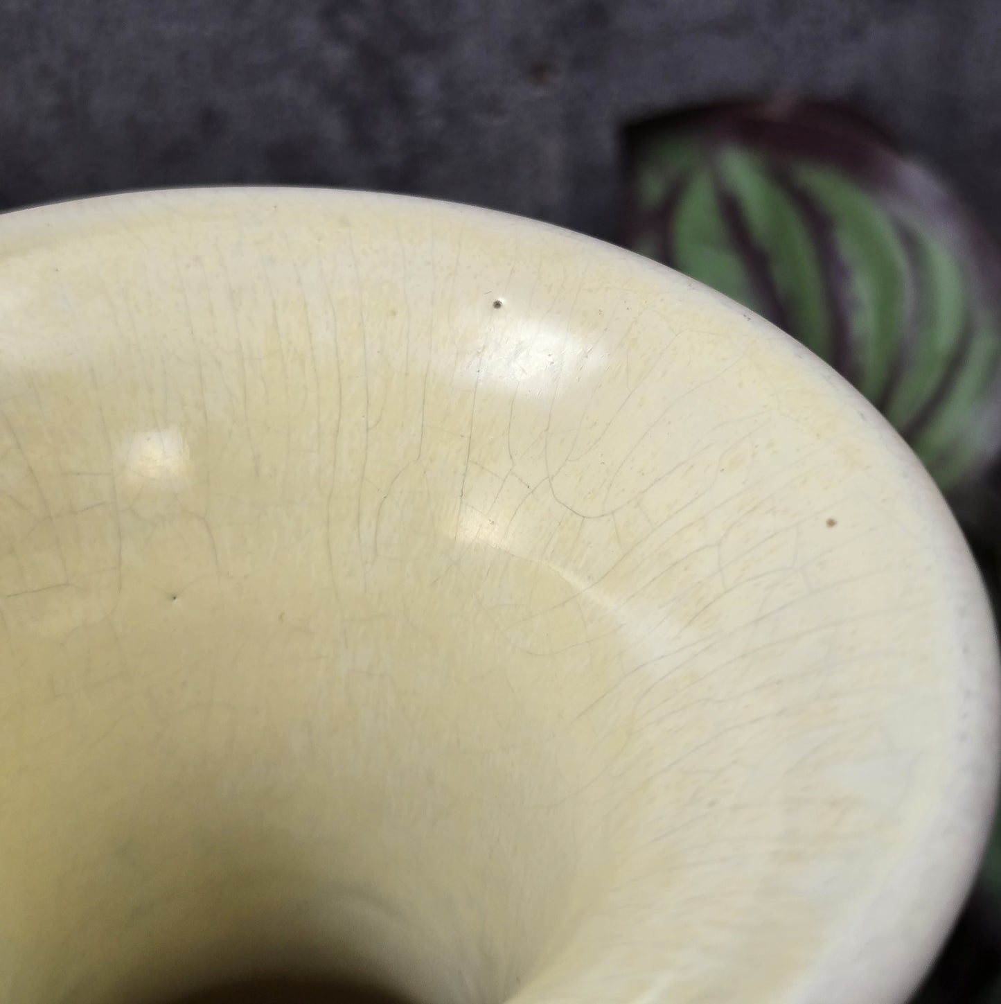 Cremeweiße Vintage-Vase mit feiner Craquelé-Glasur und gelbem Innenbereich, 15 cm hoch, bauchige Form – dekoratives Highlight für moderne Wohnräume.