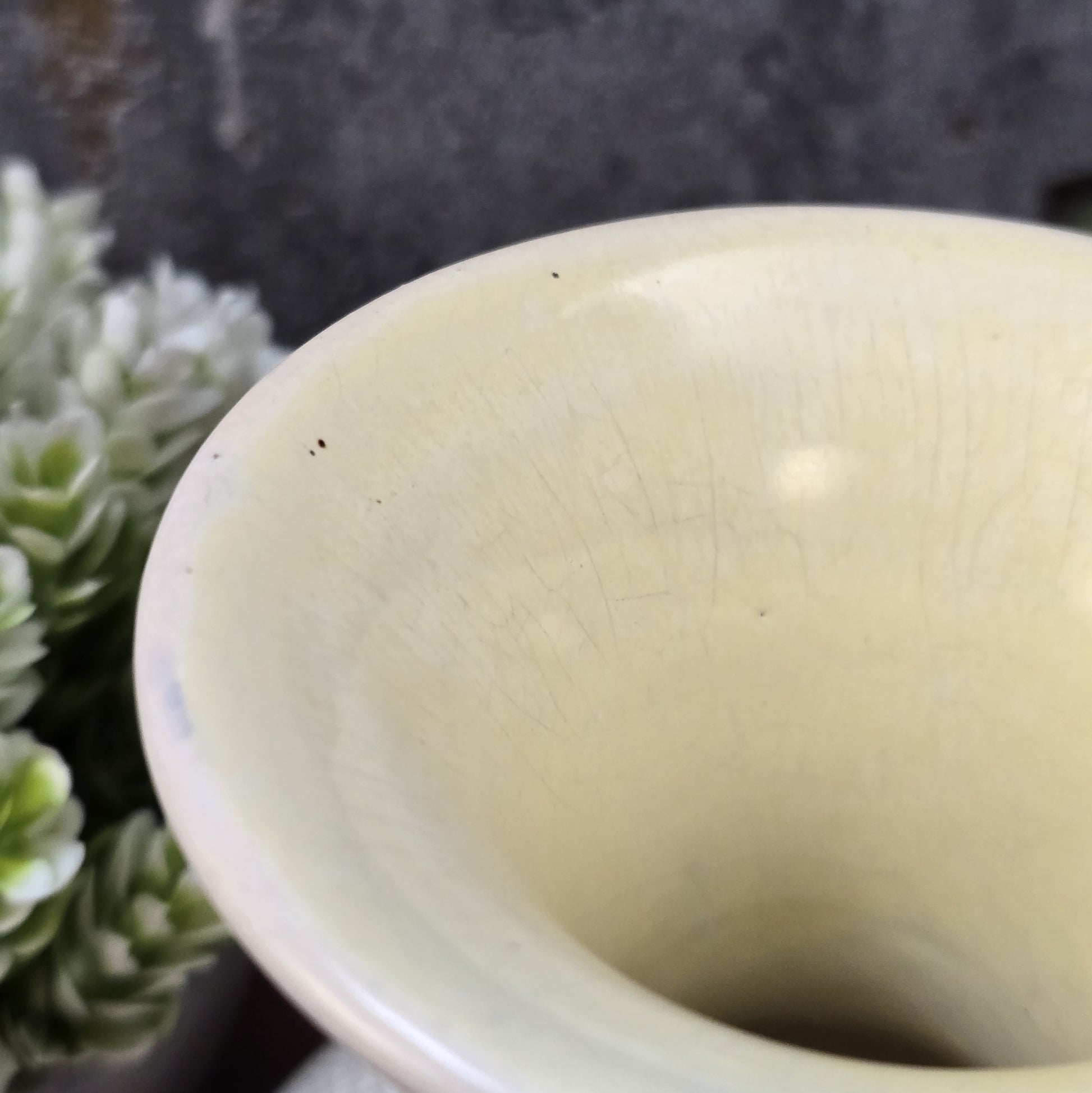Cremeweiße Vintage-Vase mit feiner Craquelé-Glasur und gelbem Innenbereich, 15 cm hoch, bauchige Form – dekoratives Highlight für moderne Wohnräume.