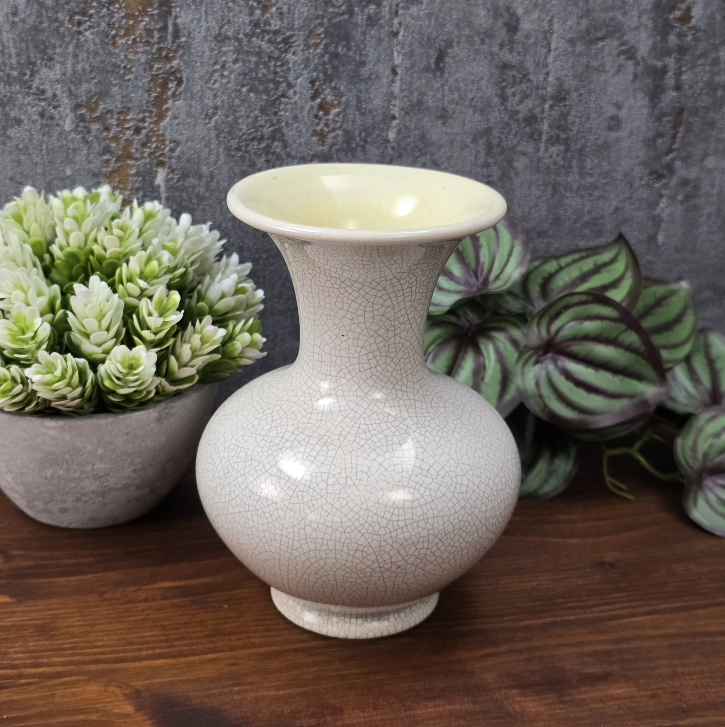 Cremeweiße Vintage-Vase mit feiner Craquelé-Glasur und gelbem Innenbereich, 15 cm hoch, bauchige Form – dekoratives Highlight für moderne Wohnräume.