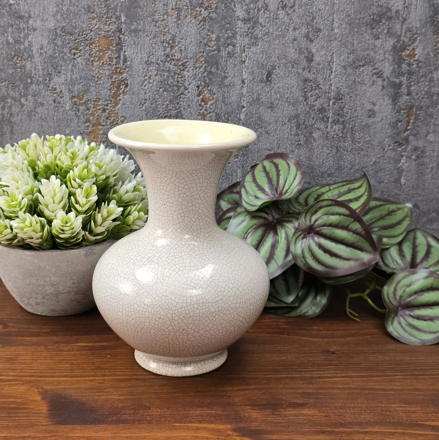 Cremeweiße Vintage-Vase mit feiner Craquelé-Glasur und gelbem Innenbereich, 15 cm hoch, bauchige Form – dekoratives Highlight für moderne Wohnräume.