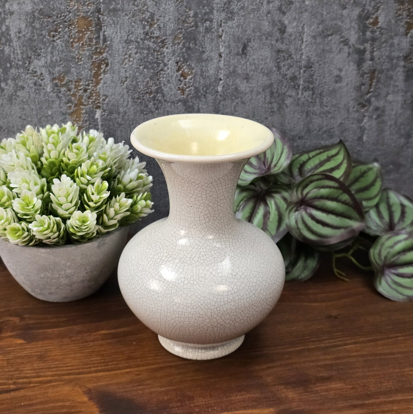 Cremeweiße Vintage-Vase mit feiner Craquelé-Glasur und gelbem Innenbereich, 15 cm hoch, bauchige Form – dekoratives Highlight für moderne Wohnräume.