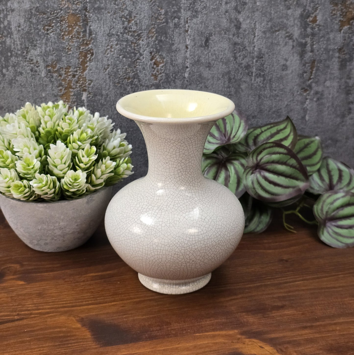 Cremeweiße Vintage-Vase mit feiner Craquelé-Glasur und gelbem Innenbereich, 15 cm hoch, bauchige Form – dekoratives Highlight für moderne Wohnräume.