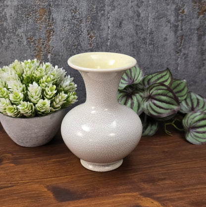 Cremeweiße Vintage-Vase mit feiner Craquelé-Glasur und gelbem Innenbereich, 15 cm hoch, bauchige Form – dekoratives Highlight für moderne Wohnräume.