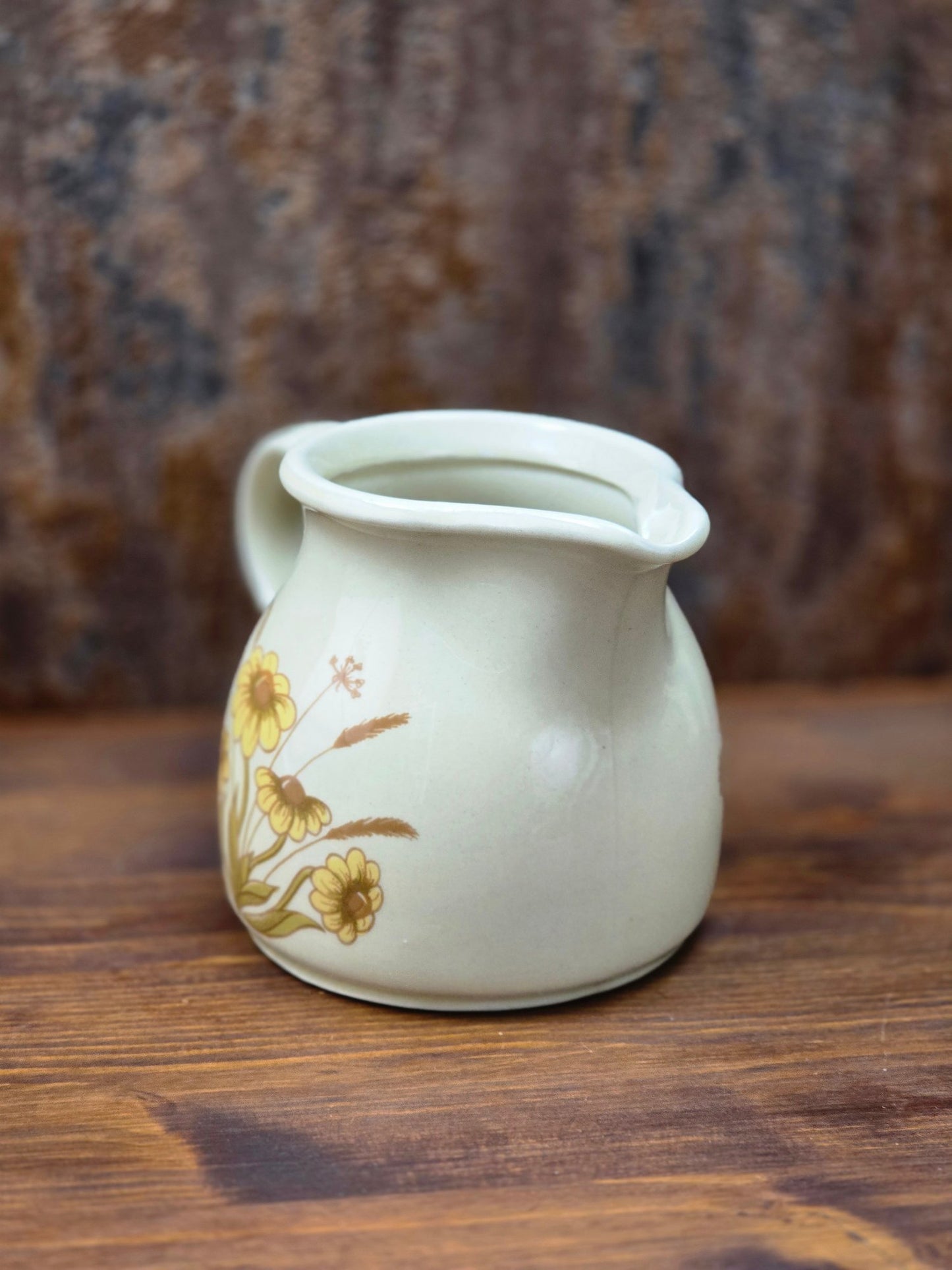 DDR Keramik Milchgießer aus dem Mala Geschirrset von VEB Sintolanwerk Annaburg mit gelbem Blumenmotiv, cremefarbener Glasur und klassischer 1970er Form.