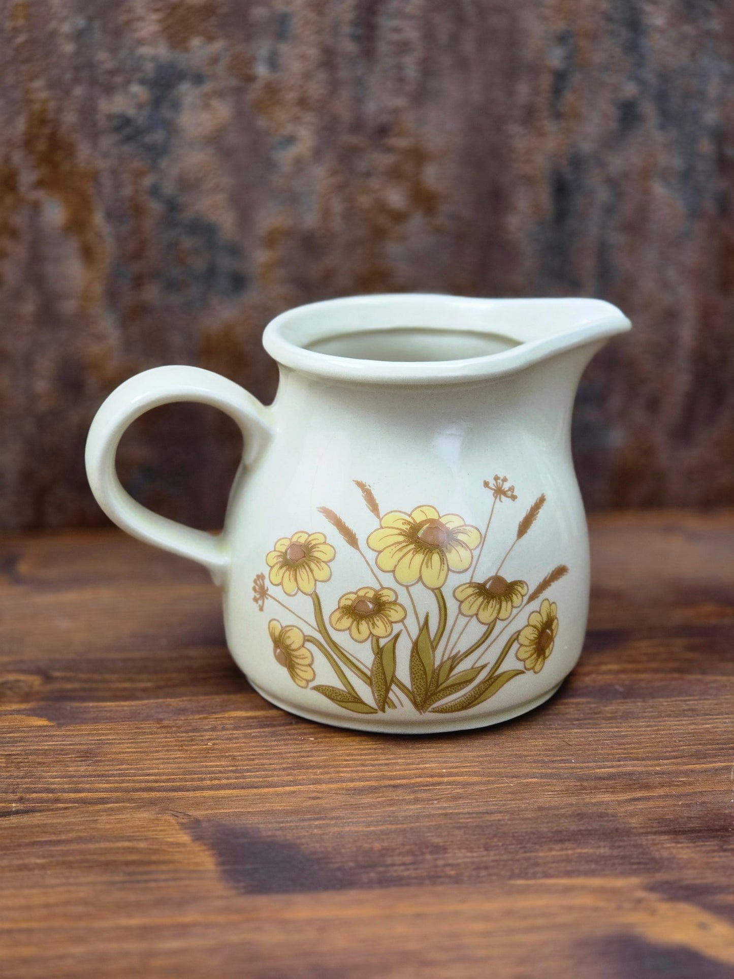 DDR Keramik Milchgießer aus dem Mala Geschirrset von VEB Sintolanwerk Annaburg mit gelbem Blumenmotiv, cremefarbener Glasur und klassischer 1970er Form.
