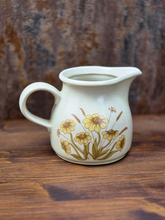 DDR Keramik Milchgießer aus dem Mala Geschirrset von VEB Sintolanwerk Annaburg mit gelbem Blumenmotiv, cremefarbener Glasur und klassischer 1970er Form.