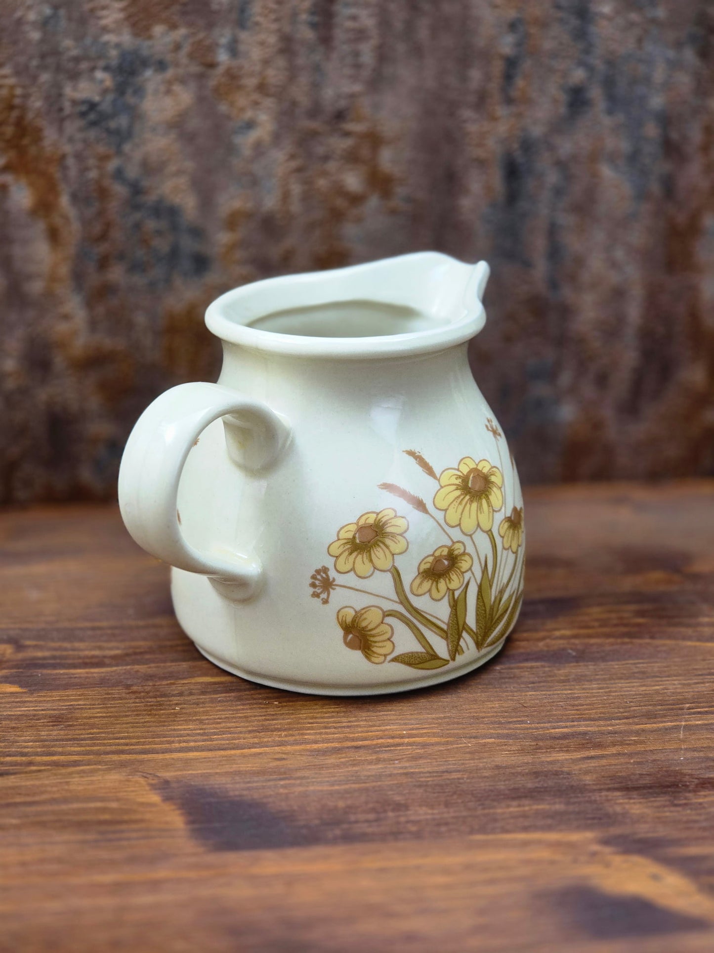 DDR Keramik Milchgießer aus dem Mala Geschirrset von VEB Sintolanwerk Annaburg mit gelbem Blumenmotiv, cremefarbener Glasur und klassischer 1970er Form.
